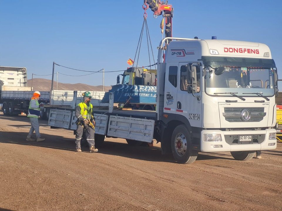 Equipo de Transportes López trabajando con equipo de seguridad